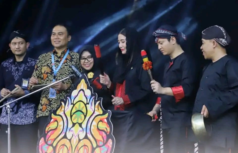 Bupati Trenggalek, Mochamad Nur Arifin didampingi Istri Novita Hardini dan segenap tamu undangan membuka kegiatan Festival Jaranan Trenggalek Terbuka ke-29 tahun 2025