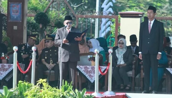 Peringatan Hari Kesaktian Pancasila Bupati Blitar Drs. H. Rijanto, MM bertindak sebagai Inspektur Upacara