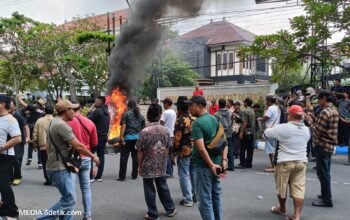 Seratusan massa yang mengatasnamakan diri sebagai Pejuang Gayatri menggelar aksi unjuk rasa di depan Gedung DPRD Tulungagung
