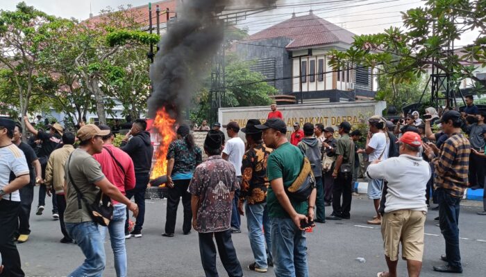 Seratusan massa yang mengatasnamakan diri sebagai Pejuang Gayatri menggelar aksi unjuk rasa di depan Gedung DPRD Tulungagung