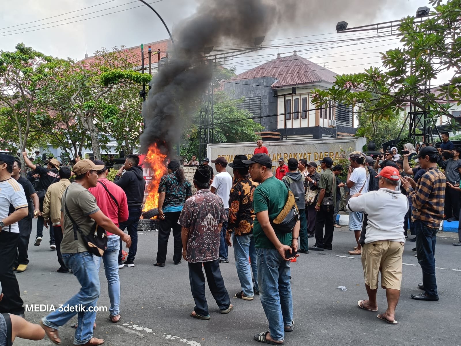 Seratusan massa yang mengatasnamakan diri sebagai Pejuang Gayatri menggelar aksi unjuk rasa di depan Gedung DPRD Tulungagung