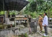 Bupati Trenggalek, Rektor UB meninjau beberapa lokasi salah satunya tempat penyulingan minyak atsiri