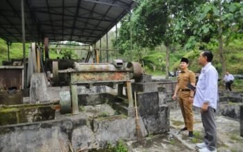 Bupati Trenggalek, Rektor UB meninjau beberapa lokasi salah satunya tempat penyulingan minyak atsiri
