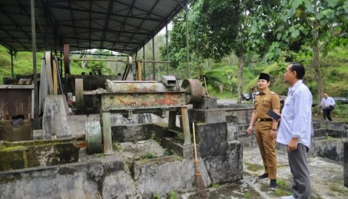 Bupati Trenggalek, Rektor UB meninjau beberapa lokasi salah satunya tempat penyulingan minyak atsiri