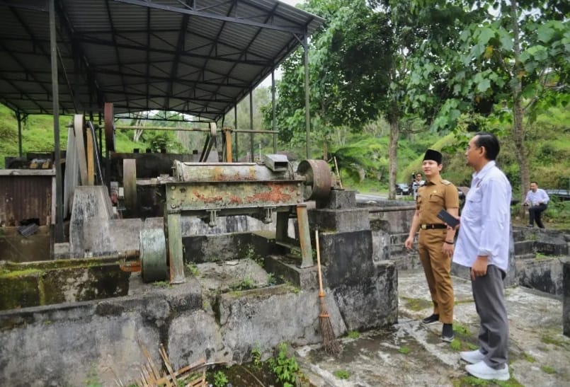 Bupati Trenggalek, Rektor UB meninjau beberapa lokasi salah satunya tempat penyulingan minyak atsiri