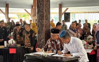 Bupati Blitar H. Rijanto bersama Wakil Bupati Blitar Beky Herdihansah