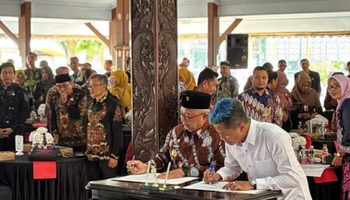 Bupati Blitar H. Rijanto bersama Wakil Bupati Blitar Beky Herdihansah