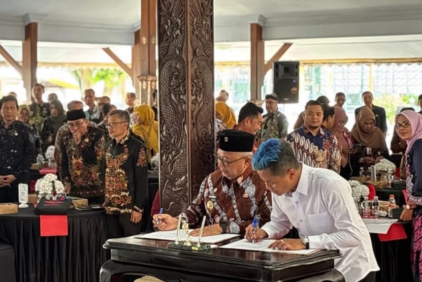 Bupati Blitar H. Rijanto bersama Wakil Bupati Blitar Beky Herdihansah