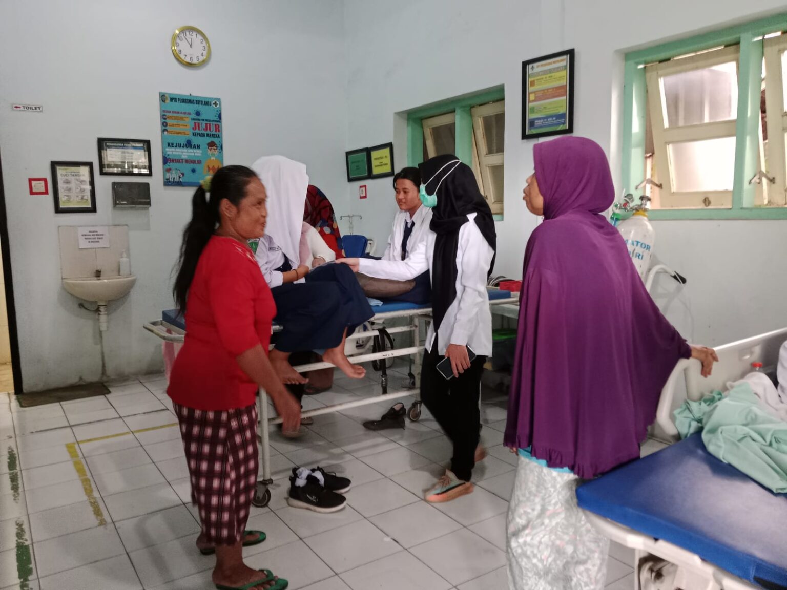 Sebanyak 51 Siswa SMPN 1 Boyolangu disinyalir mengalami keracunan setelah menyantap hidangan Makan Bergizi Gratis (MBG)