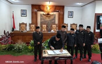 Rapat Paripurna DPRD Tulungagung dalam agenda persetujuan bersama (5) lima Rancangan Peraturan Daerah (Ranperda) strategis menjadi Perda