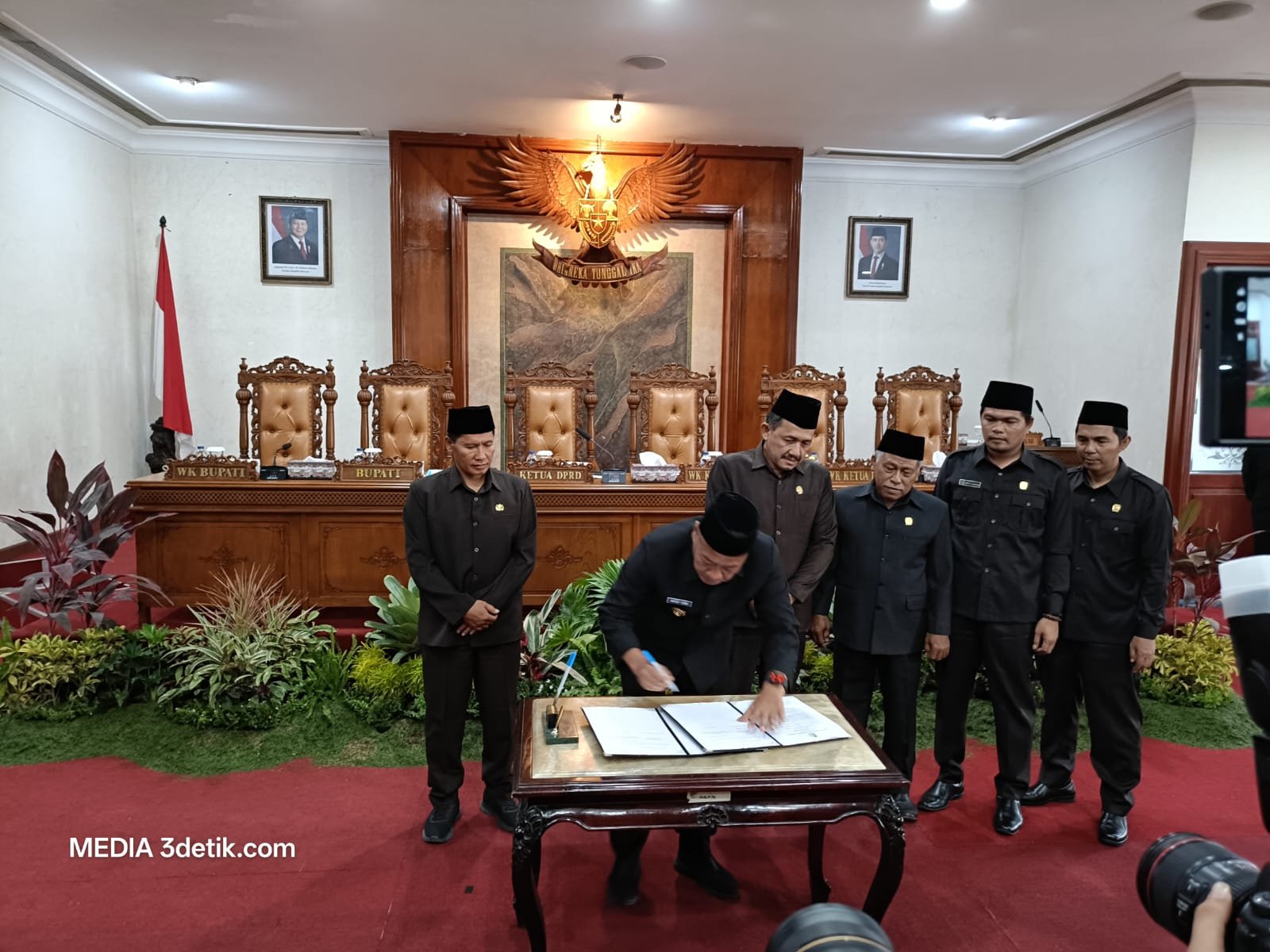 Rapat Paripurna DPRD Tulungagung dalam agenda persetujuan bersama (5) lima Rancangan Peraturan Daerah (Ranperda) strategis menjadi Perda