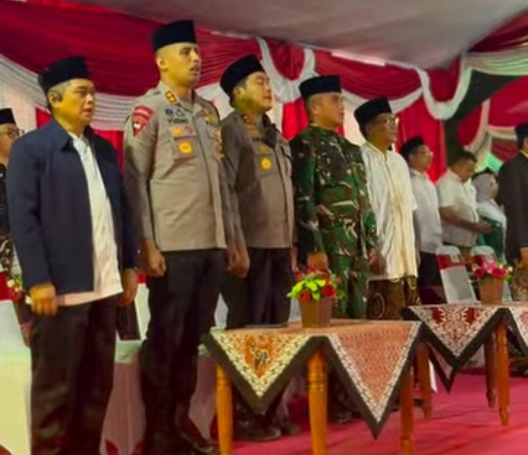 Peringatan Hari Santri Nasional Pemerintah Kabupaten Blitar Tahun 2025, Ketua DPRD Kabupaten Blitar, Supriadi, bersama Wakil Ketua I DPRD Kabupaten Blitar, H. M. Rifa'i, turut menghadiri Apel