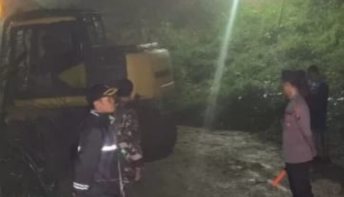 Jalur Alternatif Penghubung Dua Kabupaten Trenggalek – Tulungagung, Tertimbun Material Longsor