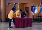 Bupati Trenggalek, Mochamad Nur Arifin dan juga Rektor Universitas Terbuka, Prof. Ali Muktiyanto. Sedangkan untuk kerjasama peningkatan kapasitas tenaga pendidik ditandangi Kepala Dinas Pendidikan, Pemuda dan Olahraga Kabupaten Trenggalek, Agus Setyono dengan Rektor Universitas