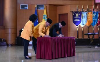 Bupati Trenggalek, Mochamad Nur Arifin dan juga Rektor Universitas Terbuka, Prof. Ali Muktiyanto. Sedangkan untuk kerjasama peningkatan kapasitas tenaga pendidik ditandangi Kepala Dinas Pendidikan, Pemuda dan Olahraga Kabupaten Trenggalek, Agus Setyono dengan Rektor Universitas