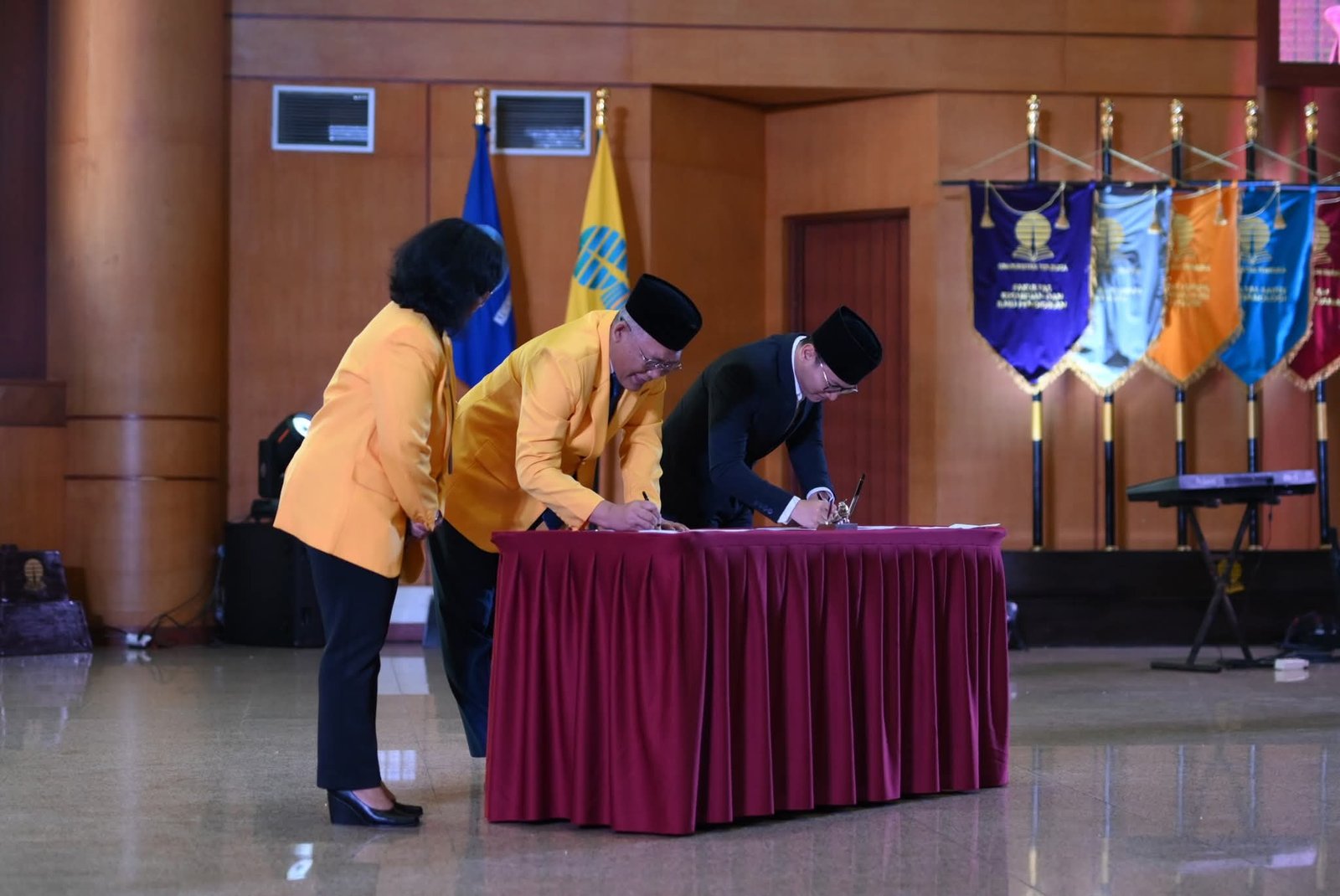 Bupati Trenggalek, Mochamad Nur Arifin dan juga Rektor Universitas Terbuka, Prof. Ali Muktiyanto. Sedangkan untuk kerjasama peningkatan kapasitas tenaga pendidik ditandangi Kepala Dinas Pendidikan, Pemuda dan Olahraga Kabupaten Trenggalek, Agus Setyono dengan Rektor Universitas