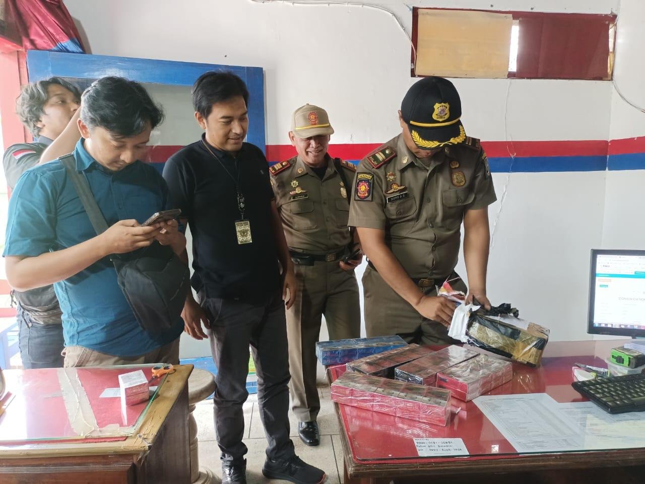 Satuan Polisi Pamong Praja Kabupaten Tulungagung bersama tim gabungan yang terdiri dari Bea Cukai, CPM AD, melakukan operasi pemberantasan rokok ilegal sepanjang tahun 2025