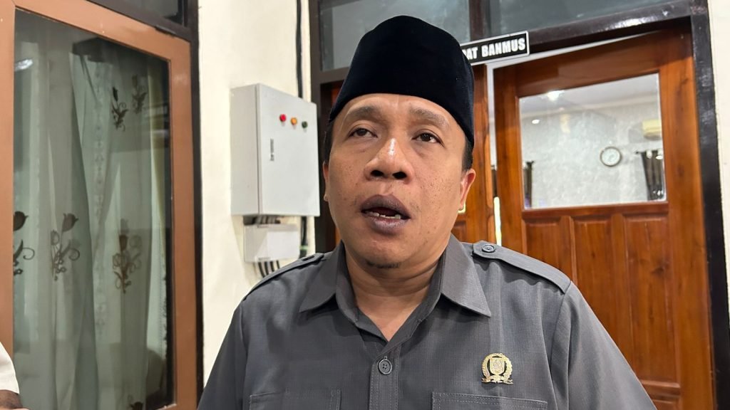 Ketua DPRD Kabupaten Trenggalek, Doding Rahmadi, menyoroti praktik penahanan ijazah oleh salah satu perusahaan