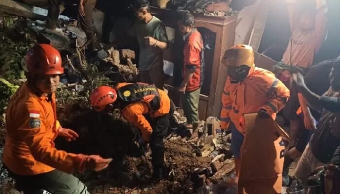 Musim Hujan di Bulan November: Tebing Setinggi 30 Meter, Satu Keluarga Tertimbun Longsor