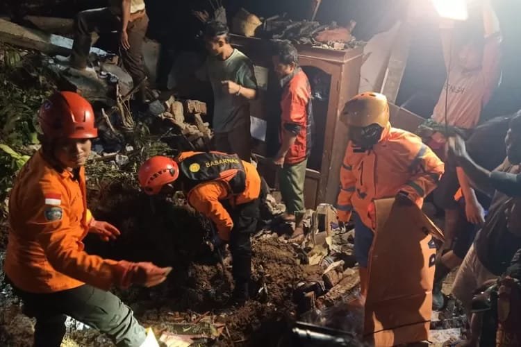 Tebing setinggi 30 meter yang longsor hingga menimbun satu anggota keluarga