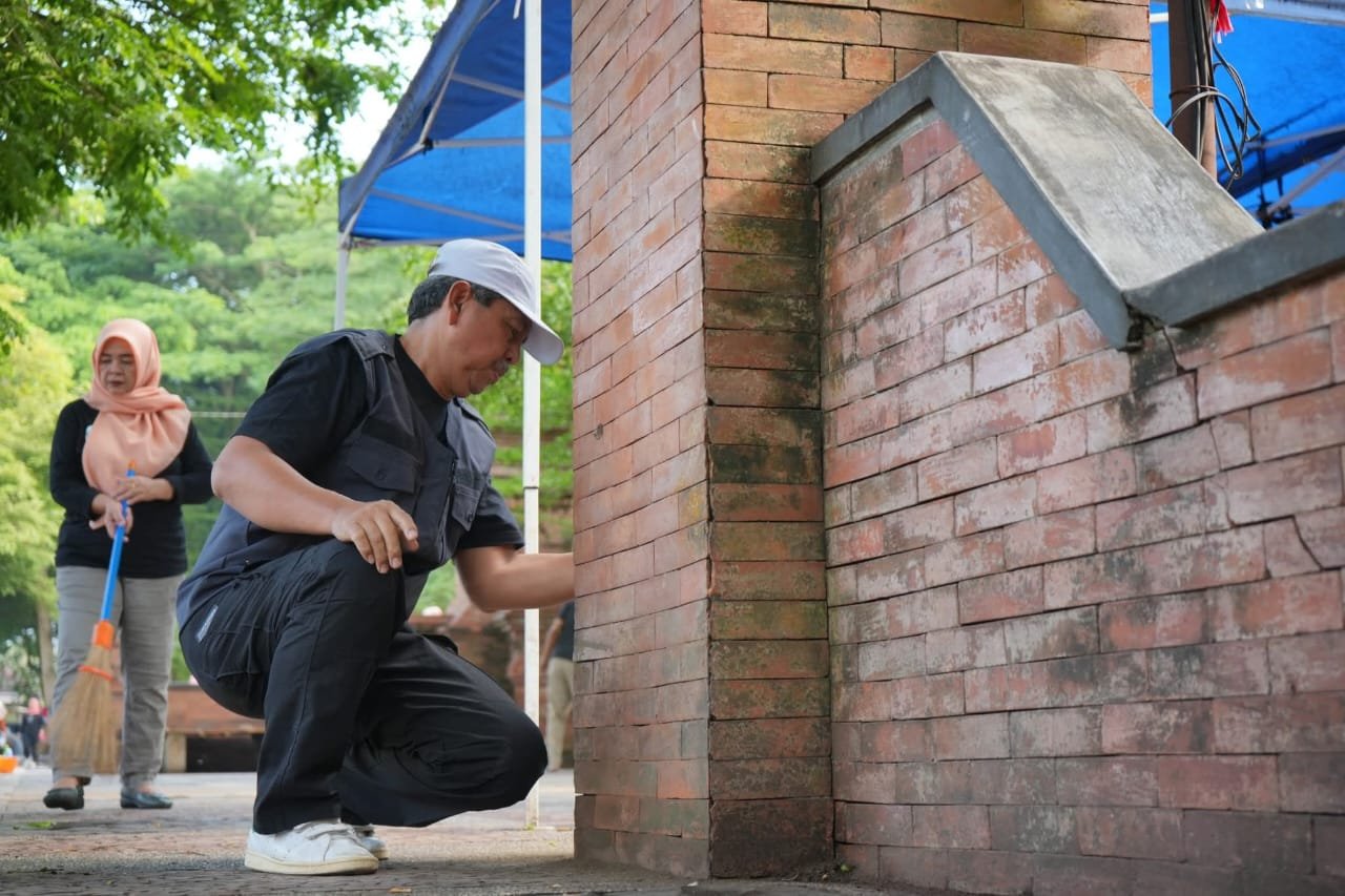 Sekda Trenggalek, Edy Soepriyanto, menegaskan agar para pedagang ikut bertanggung jawab menjaga kebersihan Alun-alun Trenggalek