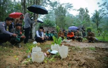 Bupati Trenggalek, Mochamad Nur Arifin dan rombongan perwakilan Kementrian Sosial, Kalaksa BPBD Provinsi Jatim dan jajaran terkait kunjungi keluarga korban