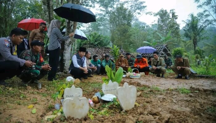 Bupati Trenggalek Kunjungi Keluarga Korban Bencana Tanah Longsor di Dusun Banaran, Depok, Bendungan