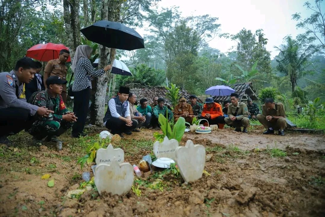 Bupati Trenggalek, Mochamad Nur Arifin dan rombongan perwakilan Kementrian Sosial, Kalaksa BPBD Provinsi Jatim dan jajaran terkait kunjungi keluarga korban