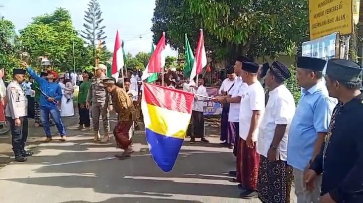 Bupati Tulungagung, H. Gatut Sunu Wibowo dan didampingi Wakil Bupati H. Ahmad Baharudin secara resmi memberangkatkan peserta jalan sehat