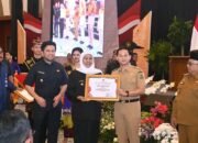 Desa Tawing Raih Siskamling Terbaik se-Jatim, Bupati Trenggalek Diganjar Penghargaan Pembina Terbaik