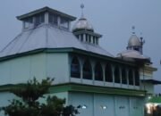 Kubah sebuah masjid di desa Tamban tersebut tampak bergeser dari posisinya