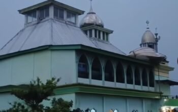 Kubah sebuah masjid di desa Tamban tersebut tampak bergeser dari posisinya