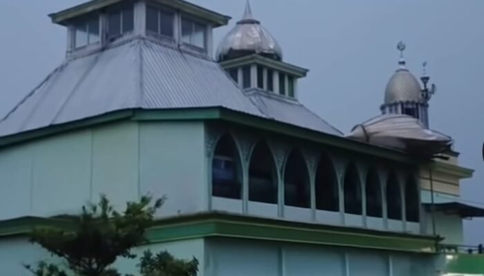 Kubah Masjid di Tulungagung Bergeser Diterpa Angin Kencang, Warga Panik