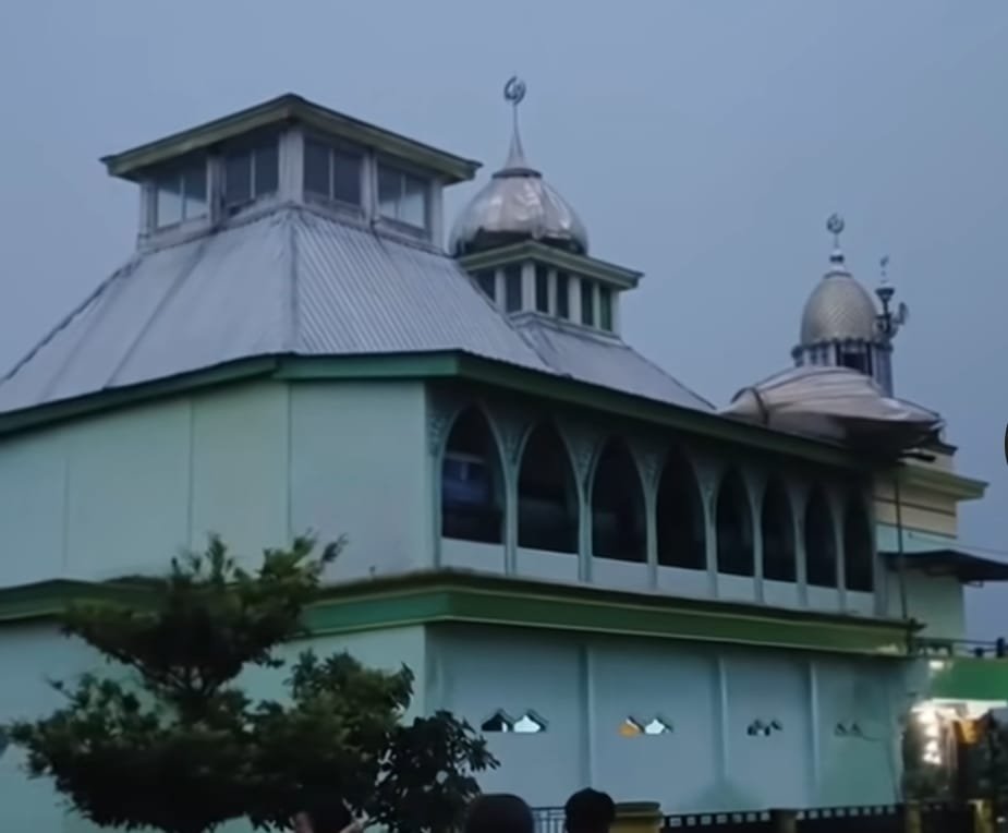 Kubah sebuah masjid di desa Tamban tersebut tampak bergeser dari posisinya