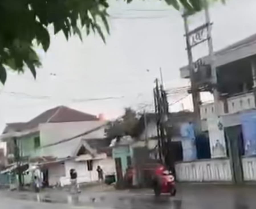 Angin kencang tampak menghantam wilayah Desa Plosokandang, Kecamatan Kedungwaru