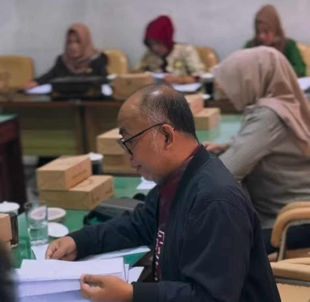 Sekretaris Komisi IV DPRD Kabupaten Blitar, Hj. Dra. Ec. Suswati, M.M., M.H., memimpin jalannya Rapat Kerja pembahasan Naskah Akademik Rancangan Peraturan Daerah (Ranperda) Inisiatif tentang Percepatan Penanggulangan Kemiskinan