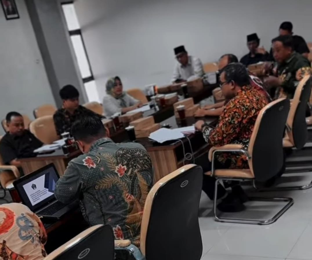 Komisi III DPRD Kabupaten Blitar menggelar Rapat Kerja bersama narasumber dari Kementerian Hukum serta Dinas Perumahan