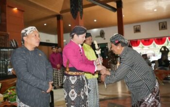 Pemerintah Kabupaten Trenggalek bersama berbagai komunitas pecinta keris menggelar Pameran Keris selama tiga hari berturut-turut, 25–27 November, di Pendopo Manggala Praja Nugraha