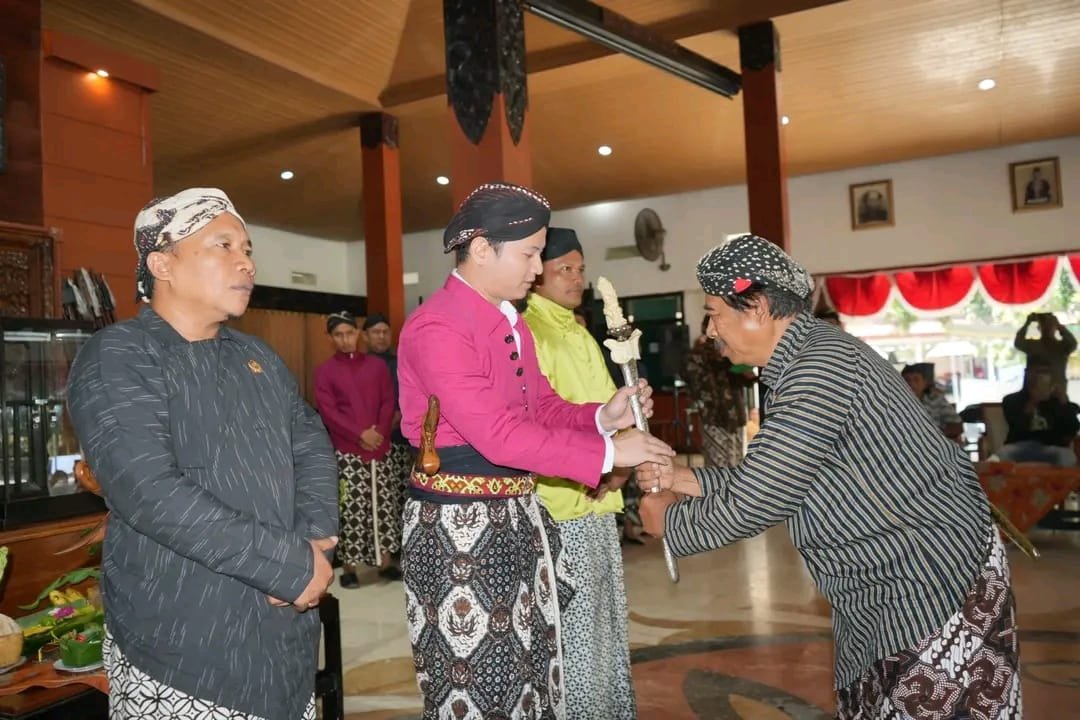 Pemerintah Kabupaten Trenggalek bersama berbagai komunitas pecinta keris menggelar Pameran Keris selama tiga hari berturut-turut, 25–27 November, di Pendopo Manggala Praja Nugraha