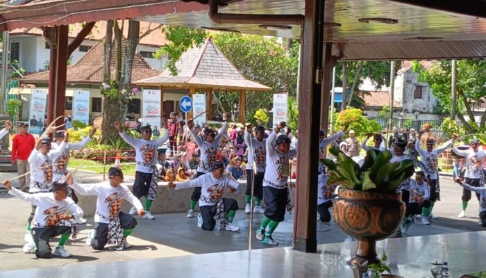 Gerak Jalan Kreasi Napak Tilas Ketandan 2025 Meriah, Warga Antusias Telusuri Jejak Sejarah Tulungagung