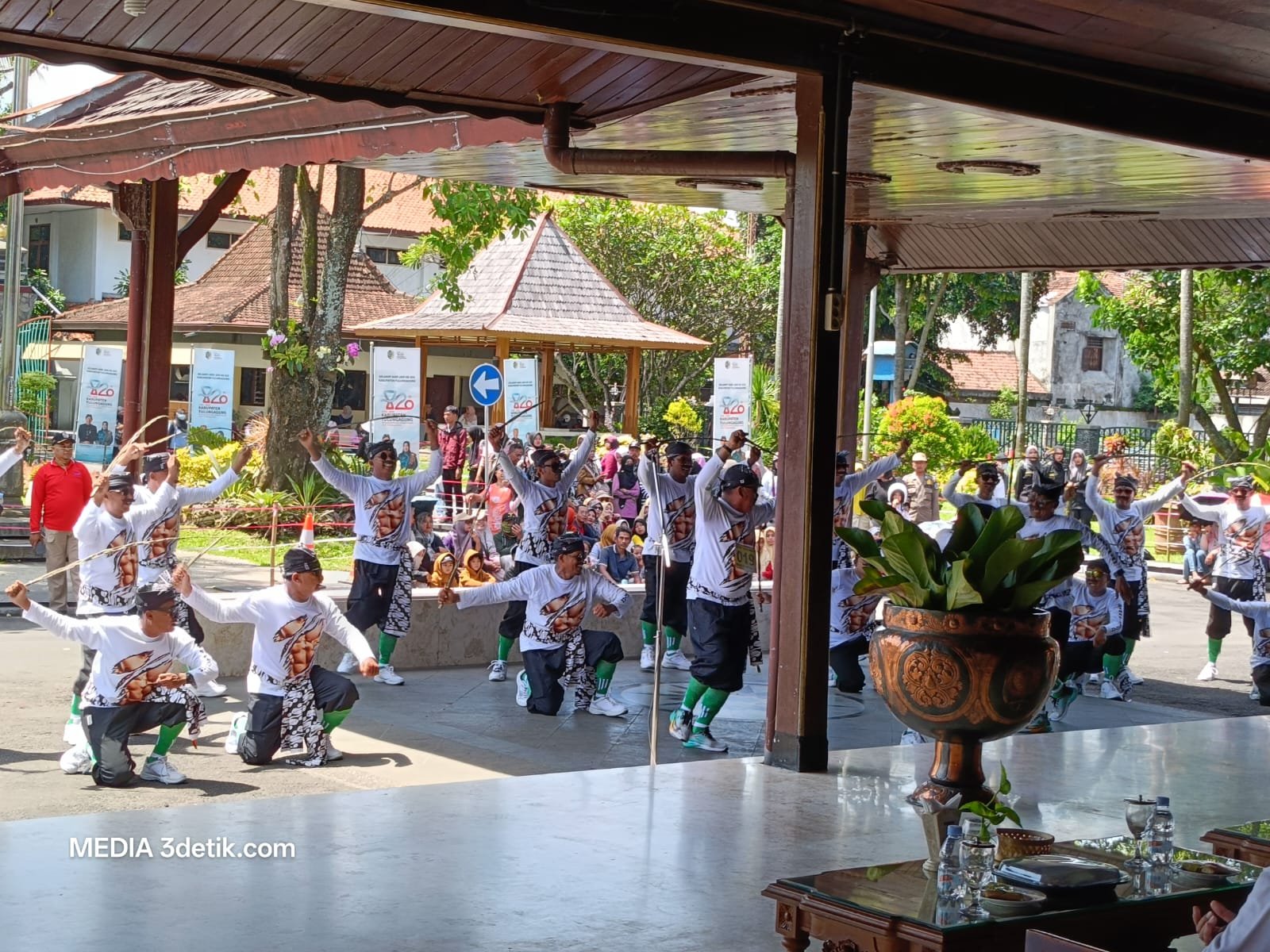 Gerak Jalan Kreasi Napak Tilas Ketandan 2025 kembali digelar, Tahun ini kreativitas peserta semakin mencuri perhatian