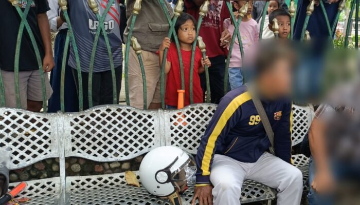 Terekam CCTV, Terduga Maling Helm di Alun-Alun Tulungagung Ditangkap Petugas Parkir