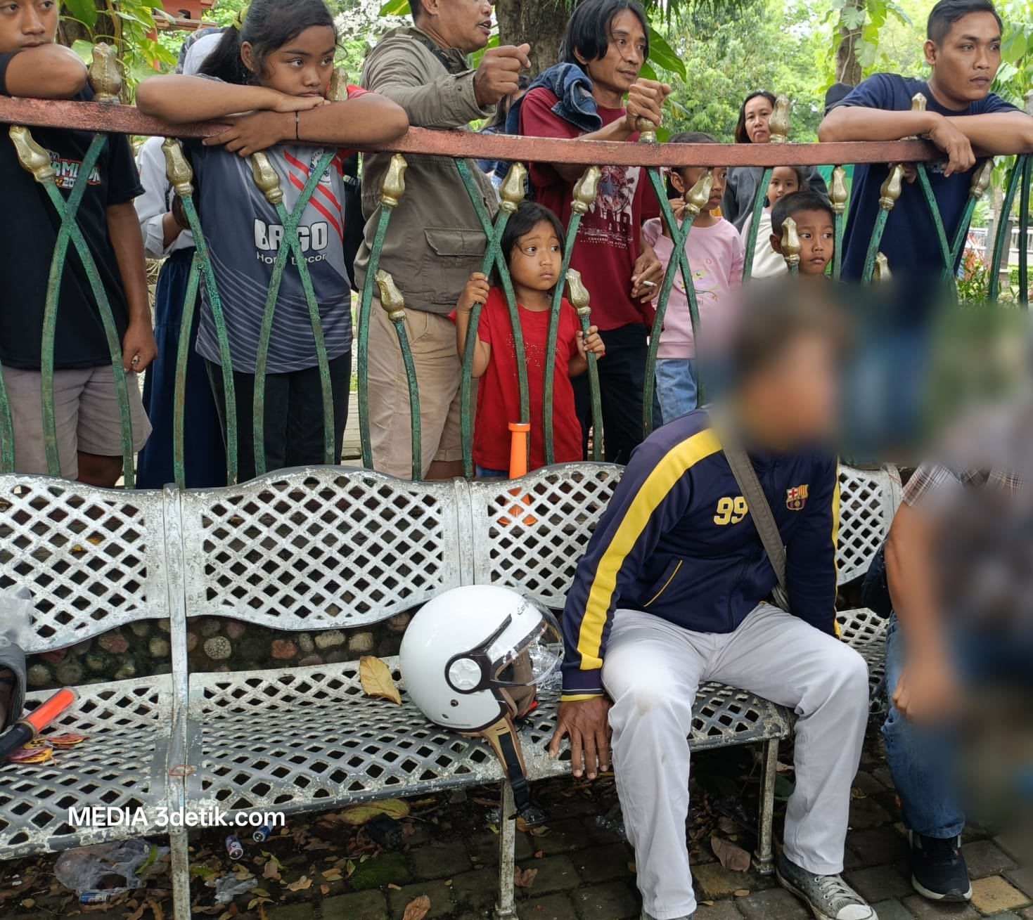 Seorang terduga pelaku pencurian helm berhasil diamankan oleh petugas parkir Alun-alun Tulungagung