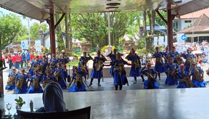 Ribuan Warga Tumpah Ruah, Gerak Jalan Kreasi Napak Tilas Boyongan Ngrowo Warnai Hari Jadi Tulungagung ke-820