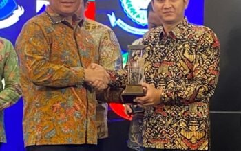 Bupati Mochamad Nur Arifin menerima penghargaan Daerah Tertib Ukur (DTU) dari Kementerian Perdagangan RI