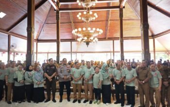 Pemerintah Kabupaten Tulungagung komitmennya memperkuat penanggulangan HIV/AIDS pada Peringatan Hari AIDS Sedunia yang diselenggarakan di Pendopo Kongas Arum Kusumaning Bongso