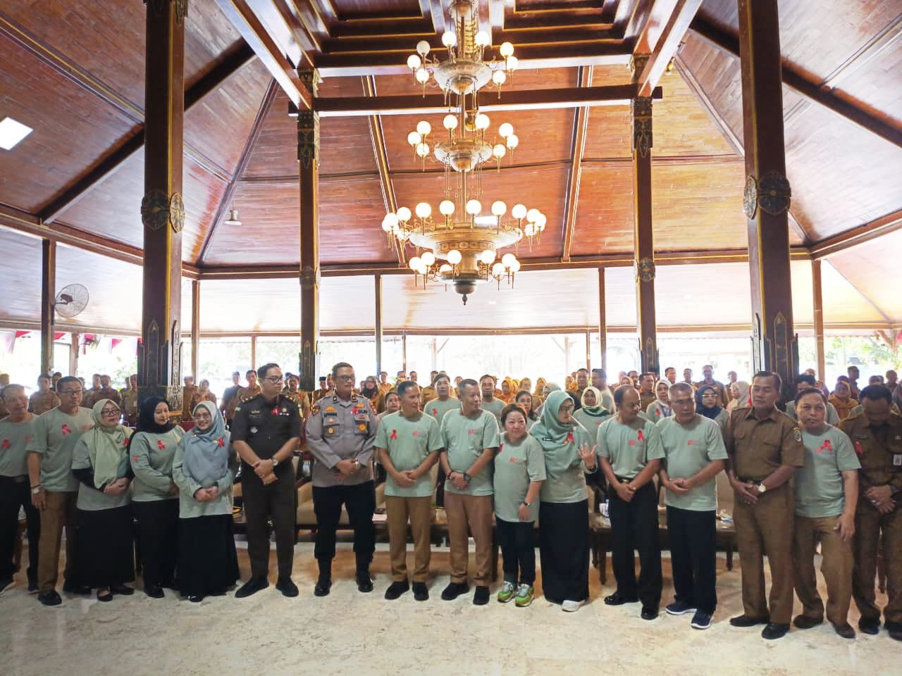 Pemerintah Kabupaten Tulungagung komitmennya memperkuat penanggulangan HIV/AIDS pada Peringatan Hari AIDS Sedunia yang diselenggarakan di Pendopo Kongas Arum Kusumaning Bongso