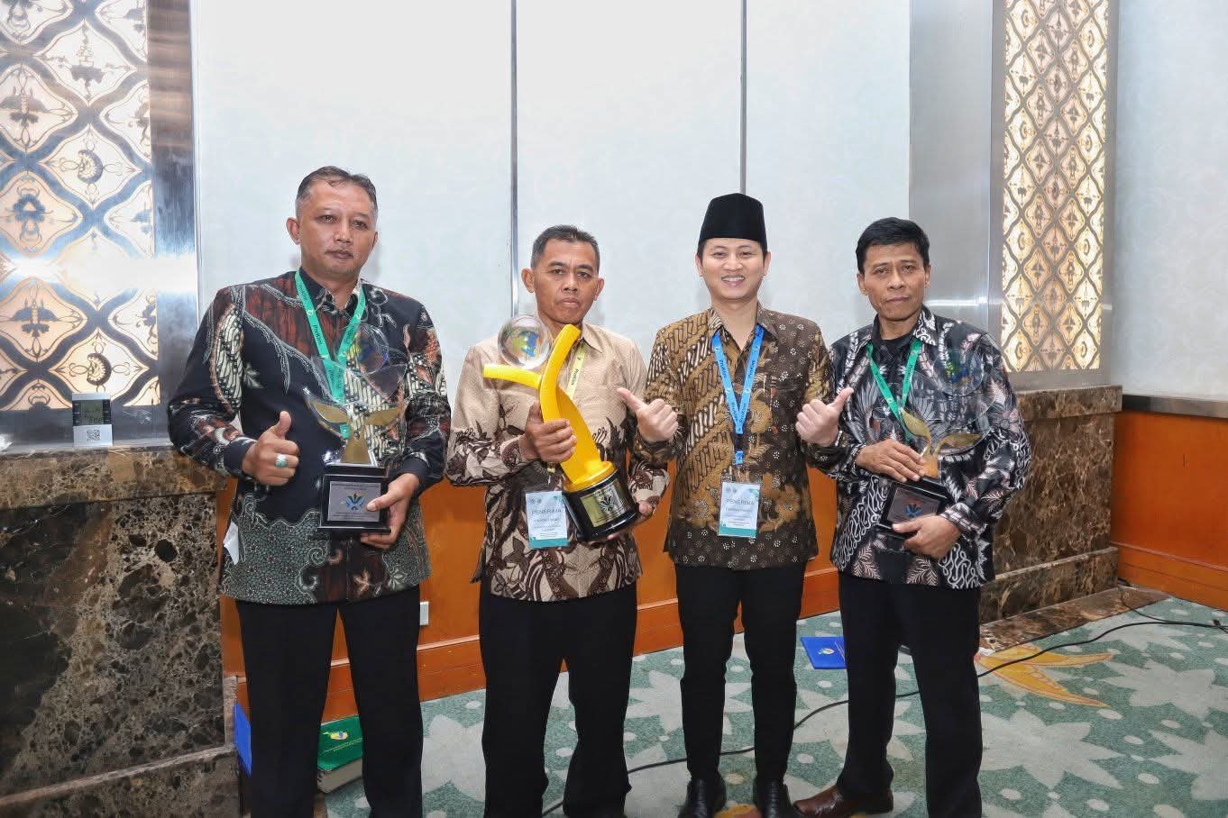 Bupati Trenggalek Mochamad Nur Arifin kembali menerima penghargaan sebagai Pembina Proklim, penghargaan yang kini ia raih untuk keempat kalinya