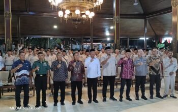 Bupati Tulungagung, Gatut Sunu Wibowo memberikan Pengukuhan Pengurus Persaudaraan Kepala Desa Kabupaten Tulungagung (PKDI) Masa Bakti 2025–2030