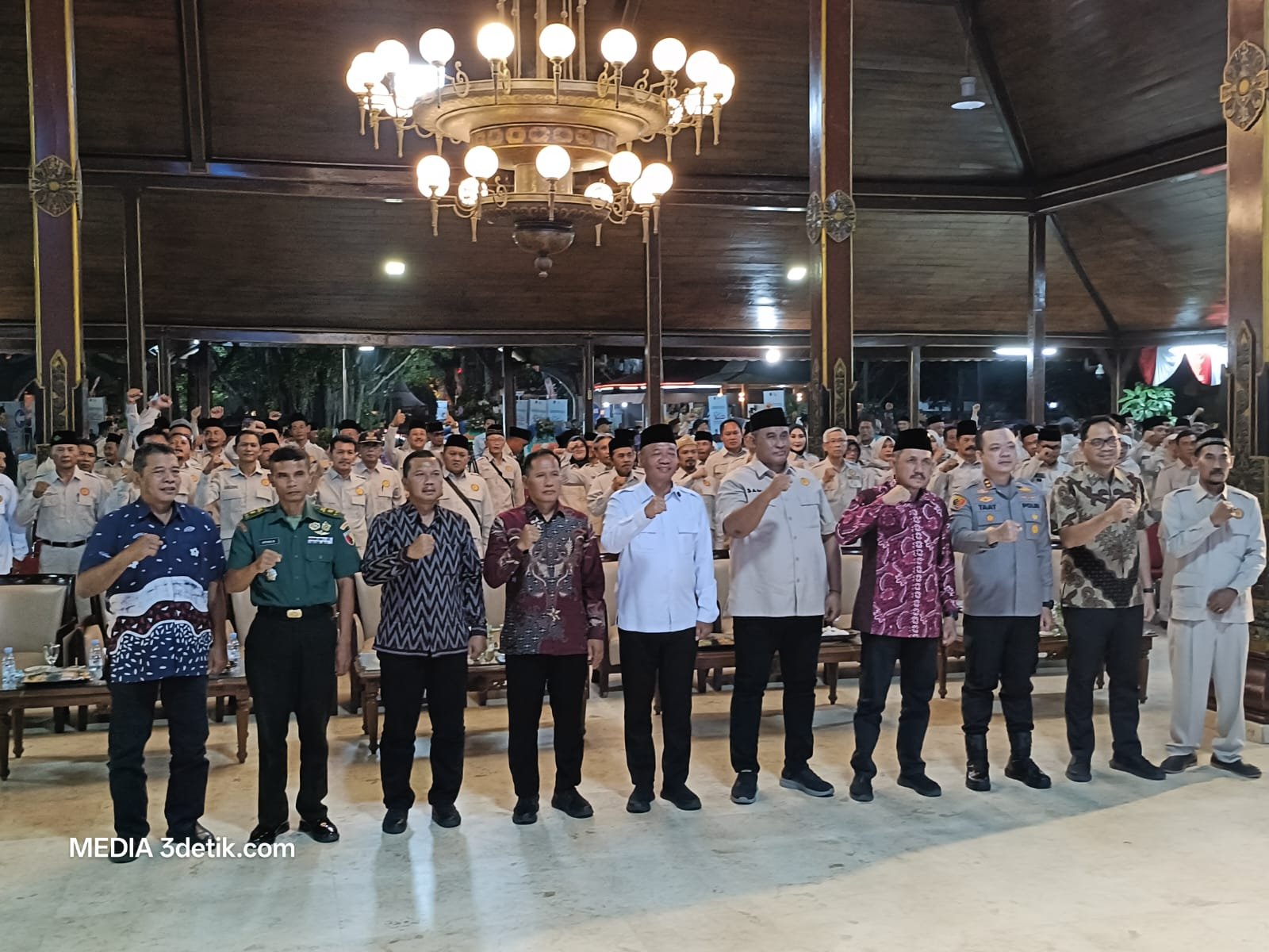 Bupati Tulungagung, Gatut Sunu Wibowo memberikan Pengukuhan Pengurus Persaudaraan Kepala Desa Kabupaten Tulungagung (PKDI) Masa Bakti 2025–2030